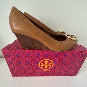 Tory Burch Benton wedge, royal tan gold logo leather